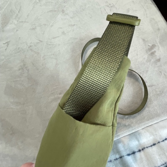 Lululemon Olive Green Crossbody Bag, Adjustable Strap Like New - Picture 4 of 4